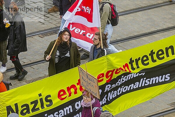 160 Organisationen und Initiativen haben am Samstag in Dresden gegen Rechts demonstriert. Ca. 10.000 Teilnehmer  vom Theaterplatz vor der Semperoper zogen die Demonstranten durch die Innenstadt.  Dresden  Sachsen  Deutschland  Europa