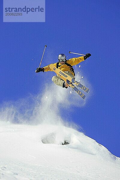 Skifahrer in Action  Tiefschnee  Trickski  Alpenregion  Österreich  Europa