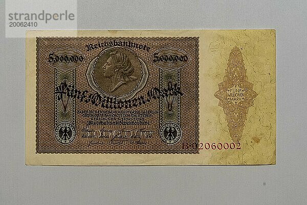 Historische fünf Millionen Mark Reichsbanknote aus der Zeit der deutschen Inflation  Studioaufnahme vor weißem Hintergrund  Deutschland  Europa
