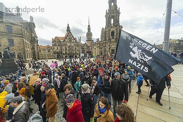 160 Organisationen und Initiativen haben am Samstag in Dresden gegen Rechts demonstriert. Ca. 10.000 Teilnehmer  vom Theaterplatz vor der Semperoper zogen die Demonstranten durch die Innenstadt.  Dresden  Sachsen  Deutschland  Europa