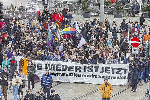 160 Organisationen und Initiativen haben am Samstag in Dresden gegen Rechts demonstriert. Ca. 10.000 Teilnehmer  vom Theaterplatz vor der Semperoper zogen die Demonstranten durch die Innenstadt.  Dresden  Sachsen  Deutschland  Europa