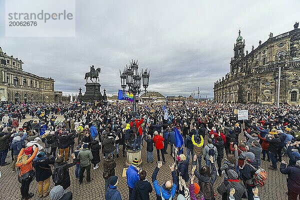 160 Organisationen und Initiativen haben am Samstag in Dresden gegen Rechts demonstriert. Ca. 10.000 Teilnehmer  vom Theaterplatz vor der Semperoper zogen die Demonstranten durch die Innenstadt.  Dresden  Sachsen  Deutschland  Europa