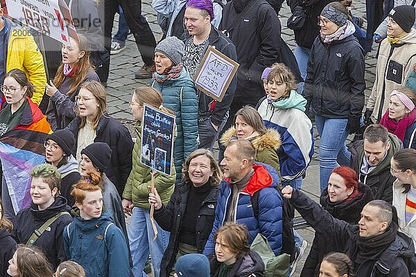 160 Organisationen und Initiativen haben am Samstag in Dresden gegen Rechts demonstriert. Ca. 10.000 Teilnehmer  vom Theaterplatz vor der Semperoper zogen die Demonstranten durch die Innenstadt.  Dresden  Sachsen  Deutschland  Europa