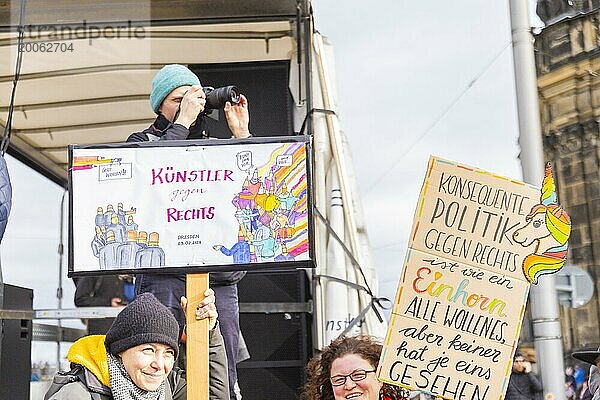 160 Organisationen und Initiativen haben am Samstag in Dresden gegen Rechts demonstriert. Ca. 10.000 Teilnehmer  vom Theaterplatz vor der Semperoper zogen die Demonstranten durch die Innenstadt.  Dresden  Sachsen  Deutschland  Europa