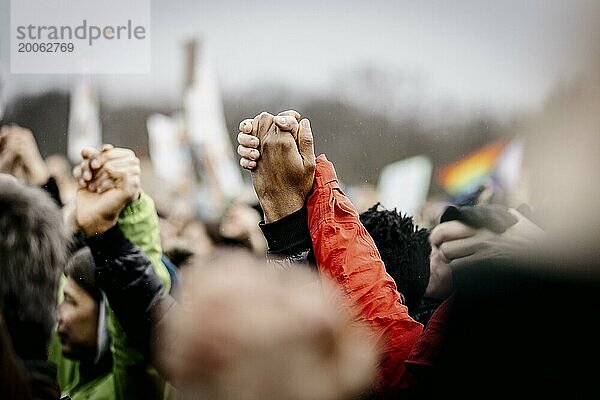 Menschen halten sich an den Händen auf der Großdemo gegen rechts in Berlin unter dem Motto Wir sind die Brandmauer . Aufgenommen in Berlin  03.02.2024