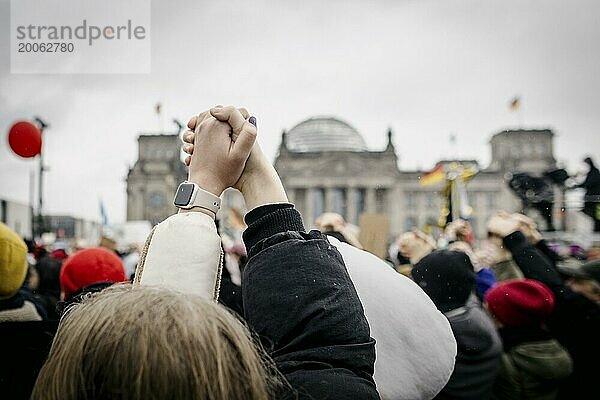 Menschen halten sich an den Händen auf der Großdemo gegen rechts in Berlin unter dem Motto Wir sind die Brandmauer . Aufgenommen in Berlin  03.02.2024