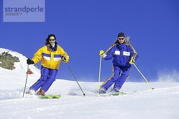 Zwei Frauen beim Skifahren  Alpen  Österreich  Europa