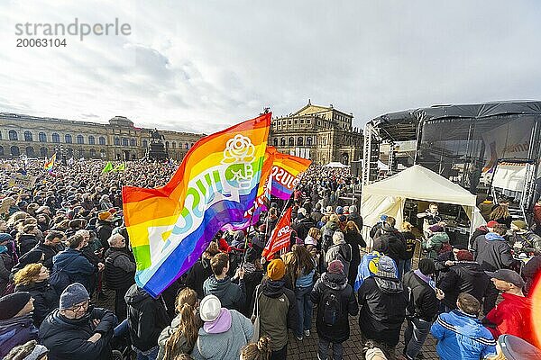 160 Organisationen und Initiativen haben am Samstag in Dresden gegen Rechts demonstriert. Ca. 10.000 Teilnehmer  vom Theaterplatz vor der Semperoper zogen die Demonstranten durch die Innenstadt.  Dresden  Sachsen  Deutschland  Europa