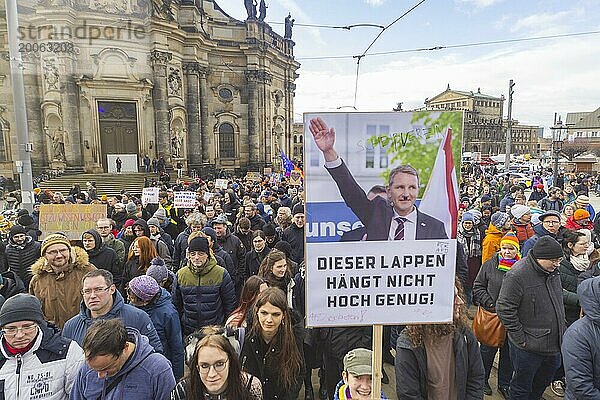 160 Organisationen und Initiativen haben am Samstag in Dresden gegen Rechts demonstriert. Ca. 10.000 Teilnehmer  vom Theaterplatz vor der Semperoper zogen die Demonstranten durch die Innenstadt.  Dresden  Sachsen  Deutschland  Europa