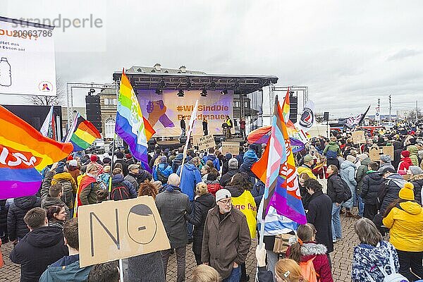 160 Organisationen und Initiativen haben am Samstag in Dresden gegen Rechts demonstriert. Ca. 10.000 Teilnehmer  vom Theaterplatz vor der Semperoper zogen die Demonstranten durch die Innenstadt.  Dresden  Sachsen  Deutschland  Europa