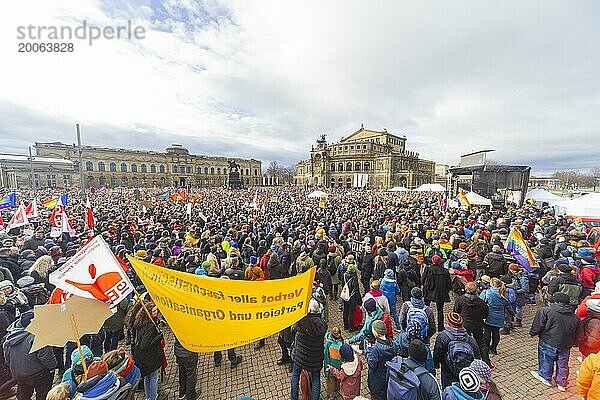 160 Organisationen und Initiativen haben am Samstag in Dresden gegen Rechts demonstriert. Ca. 10.000 Teilnehmer  vom Theaterplatz vor der Semperoper zogen die Demonstranten durch die Innenstadt.  Dresden  Sachsen  Deutschland  Europa