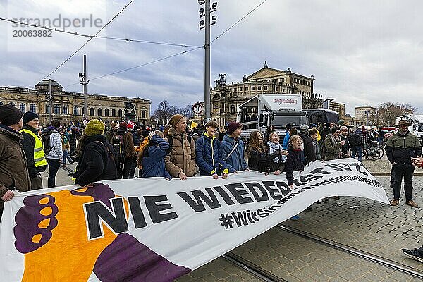 160 Organisationen und Initiativen haben am Samstag in Dresden gegen Rechts demonstriert. Ca. 10.000 Teilnehmer  vom Theaterplatz vor der Semperoper zogen die Demonstranten durch die Innenstadt.  Dresden  Sachsen  Deutschland  Europa