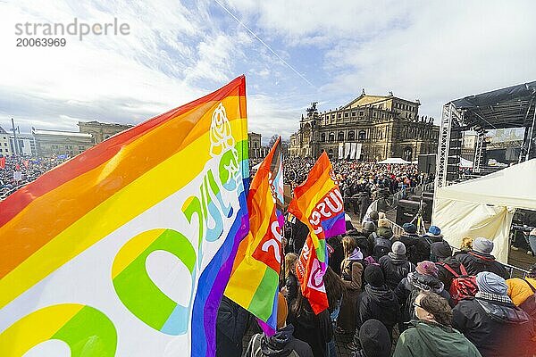 160 Organisationen und Initiativen haben am Samstag in Dresden gegen Rechts demonstriert. Ca. 10.000 Teilnehmer  vom Theaterplatz vor der Semperoper zogen die Demonstranten durch die Innenstadt.  Dresden  Sachsen  Deutschland  Europa