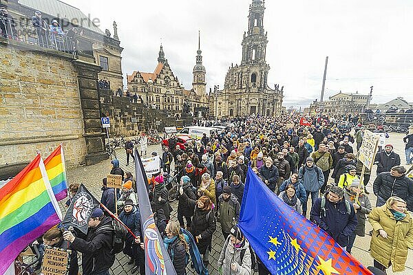 160 Organisationen und Initiativen haben am Samstag in Dresden gegen Rechts demonstriert. Ca. 10.000 Teilnehmer  vom Theaterplatz vor der Semperoper zogen die Demonstranten durch die Innenstadt.  Dresden  Sachsen  Deutschland  Europa