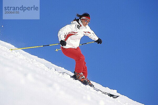 Skifahrerin in Aktion  Alpen  Österreich  Europa