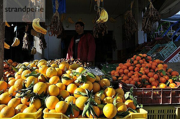 Markt im Norden Tunesiens  wo Bauern viele Obst und Gemüsesorten und die weltberühmten Oliven anbauen