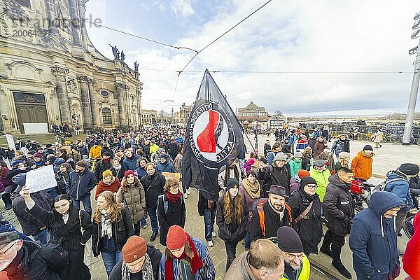 160 Organisationen und Initiativen haben am Samstag in Dresden gegen Rechts demonstriert. Ca. 10.000 Teilnehmer  vom Theaterplatz vor der Semperoper zogen die Demonstranten durch die Innenstadt.  Dresden  Sachsen  Deutschland  Europa