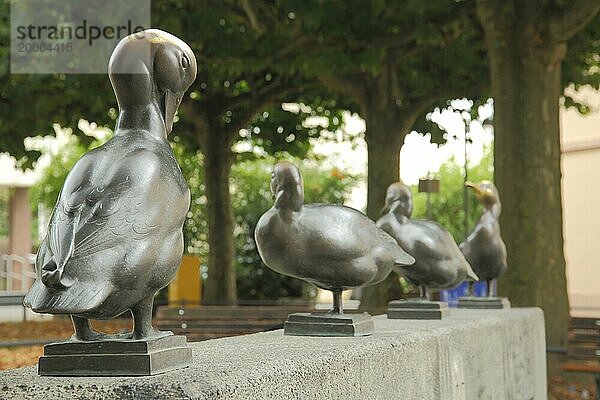 Entenfiguren vom Entenbrunnen von August Gaul 1929  Skulpturen  Bronze  Vogelfigur  Tiefenunschärfe  Unschärfe  Reihe  Serie  hintereinander  Richard-Weidlich-Platz  Sindlingen  Main  Frankfurt  Hessen  Deutschland  Europa