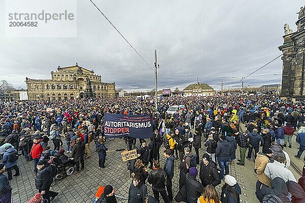 160 Organisationen und Initiativen haben am Samstag in Dresden gegen Rechts demonstriert. Ca. 10.000 Teilnehmer  vom Theaterplatz vor der Semperoper zogen die Demonstranten durch die Innenstadt.  Dresden  Sachsen  Deutschland  Europa