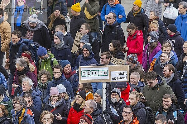 160 Organisationen und Initiativen haben am Samstag in Dresden gegen Rechts demonstriert. Ca. 10.000 Teilnehmer  vom Theaterplatz vor der Semperoper zogen die Demonstranten durch die Innenstadt.  Dresden  Sachsen  Deutschland  Europa