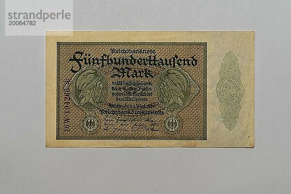Eine Reichsbanknote mit einem Nennwert von Fünfhunderttausend Mark aus der Zeit hoher Inflation  1923  Studioaufnahme vor weißem Hintergrund  Deutschland  Europa