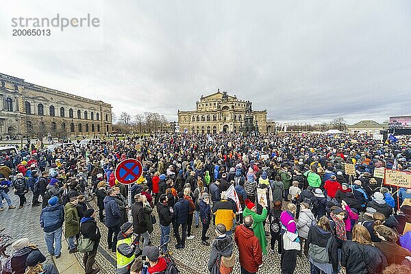 160 Organisationen und Initiativen haben am Samstag in Dresden gegen Rechts demonstriert. Ca. 10.000 Teilnehmer  vom Theaterplatz vor der Semperoper zogen die Demonstranten durch die Innenstadt.  Dresden  Sachsen  Deutschland  Europa