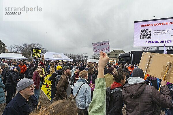 160 Organisationen und Initiativen haben am Samstag in Dresden gegen Rechts demonstriert. Ca. 10.000 Teilnehmer  vom Theaterplatz vor der Semperoper zogen die Demonstranten durch die Innenstadt.  Dresden  Sachsen  Deutschland  Europa