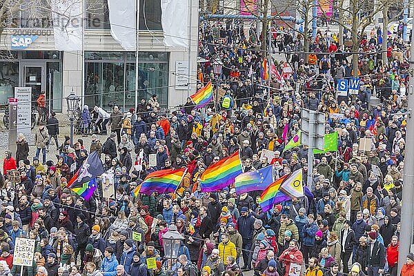 160 Organisationen und Initiativen haben am Samstag in Dresden gegen Rechts demonstriert. Ca. 10.000 Teilnehmer  vom Theaterplatz vor der Semperoper zogen die Demonstranten durch die Innenstadt.  Dresden  Sachsen  Deutschland  Europa