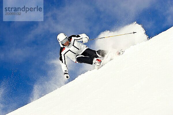 Skifahrer in Aktion  Alpen  Österreich  Europa