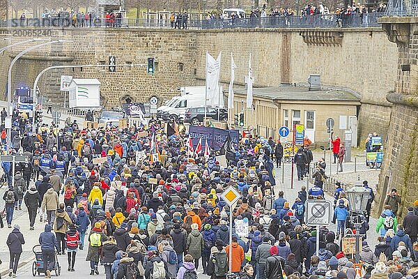 160 Organisationen und Initiativen haben am Samstag in Dresden gegen Rechts demonstriert. Ca. 10.000 Teilnehmer  vom Theaterplatz vor der Semperoper zogen die Demonstranten durch die Innenstadt.  Dresden  Sachsen  Deutschland  Europa