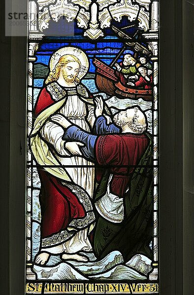 Kirche Saint Mary  Dallinghoo  Suffolk  England  Vereinigtes Königreich Glasfenster Jesus beruhigt die Wasser