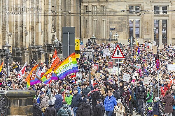 160 Organisationen und Initiativen haben am Samstag in Dresden gegen Rechts demonstriert. Ca. 10.000 Teilnehmer  vom Theaterplatz vor der Semperoper zogen die Demonstranten durch die Innenstadt.  Dresden  Sachsen  Deutschland  Europa