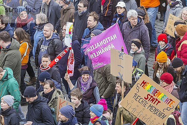 160 Organisationen und Initiativen haben am Samstag in Dresden gegen Rechts demonstriert. Ca. 10.000 Teilnehmer  vom Theaterplatz vor der Semperoper zogen die Demonstranten durch die Innenstadt.  Dresden  Sachsen  Deutschland  Europa