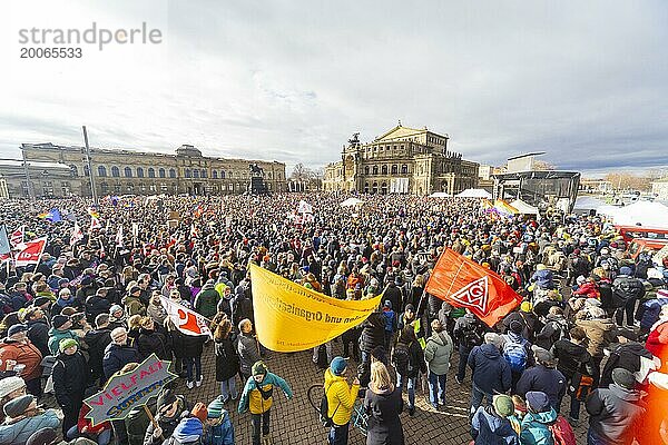 160 Organisationen und Initiativen haben am Samstag in Dresden gegen Rechts demonstriert. Ca. 10.000 Teilnehmer  vom Theaterplatz vor der Semperoper zogen die Demonstranten durch die Innenstadt.  Dresden  Sachsen  Deutschland  Europa