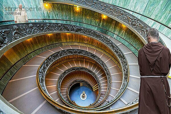 Spiraltreppe Vatikan mit Papst Franziskus und Mönch Rom Italien Menschen eingebaut