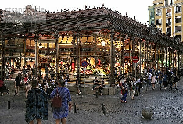 Mercado de San Miguel Markt historisches Gebäude außen Lichter in Abend  Madrid Stadtzentrum  Spanien gebaut 1916