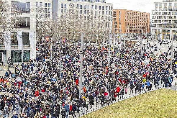 160 Organisationen und Initiativen haben am Samstag in Dresden gegen Rechts demonstriert. Ca. 10.000 Teilnehmer  vom Theaterplatz vor der Semperoper zogen die Demonstranten durch die Innenstadt.  Dresden  Sachsen  Deutschland  Europa