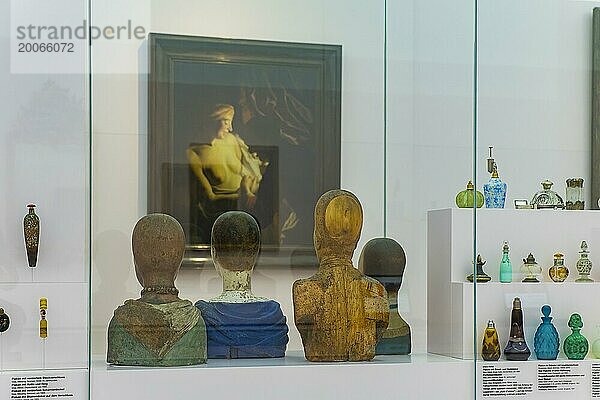 Das 1912 gegründete Deutsche Hygiene-Museum ist ein Museum in Dresden. Es versteht sich als ein öffentliches Forum für Wissenschaft  Kultur und Gesellschaft. Exponate zu Körperpflege und Kosmetik. Flakons  Perückenträgerköpfe  im Hintergrund das Gemälde Flohsuche