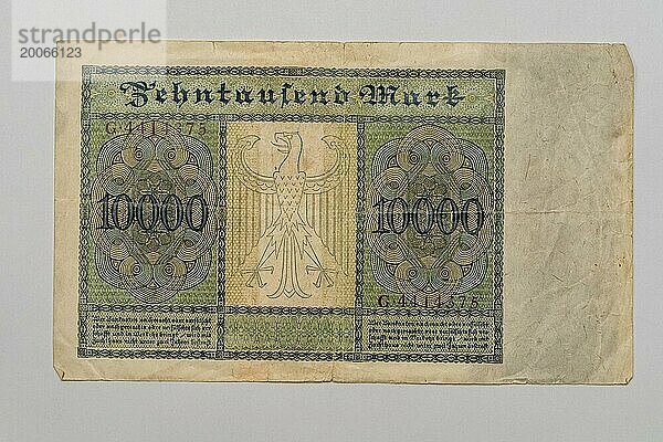 Ein historischer Geldschein über Zehntausend Mark aus dem Deutschen Reich zur Zeit der Inflation in den 1920er Jahren  Studioaufnahme vor weißem Hintergrund  Deutschland  Europa