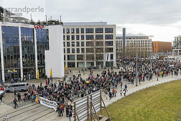 160 Organisationen und Initiativen haben am Samstag in Dresden gegen Rechts demonstriert. Ca. 10.000 Teilnehmer  vom Theaterplatz vor der Semperoper zogen die Demonstranten durch die Innenstadt.  Dresden  Sachsen  Deutschland  Europa