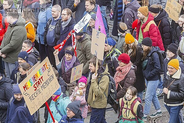 160 Organisationen und Initiativen haben am Samstag in Dresden gegen Rechts demonstriert. Ca. 10.000 Teilnehmer  vom Theaterplatz vor der Semperoper zogen die Demonstranten durch die Innenstadt.  Dresden  Sachsen  Deutschland  Europa