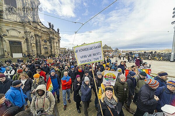 160 Organisationen und Initiativen haben am Samstag in Dresden gegen Rechts demonstriert. Ca. 10.000 Teilnehmer  vom Theaterplatz vor der Semperoper zogen die Demonstranten durch die Innenstadt.  Dresden  Sachsen  Deutschland  Europa