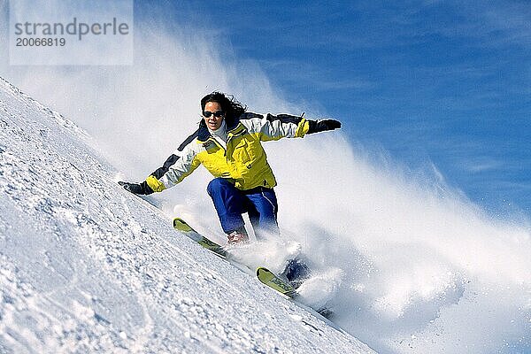 Skifahrerin in Aktion  Alpen  Österreich  Europa