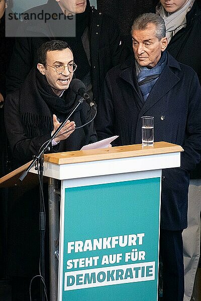 Rund 20.000 Menschen haben sich am 05.02.2024 in Frankfurt am Main auf dem Römerberg versammelt  um unter dem Motto Frankfurt steht auf für Demokratie zu demonstrieren. Gastredner der Veranstaltung waren Oberbürgermeister Mike Josef (SPD  links)  Michel Friedmann (rechts) sowie die ehemalige Oberbürgermeisterin PetraRoth (CDU) .  Römerberg  Frankfurt am Main  Hessen  Deutschland  Europa