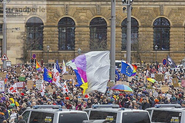 160 Organisationen und Initiativen haben am Samstag in Dresden gegen Rechts demonstriert. Ca. 10.000 Teilnehmer  vom Theaterplatz vor der Semperoper zogen die Demonstranten durch die Innenstadt.  Dresden  Sachsen  Deutschland  Europa