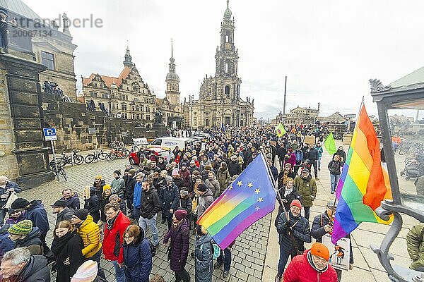 160 Organisationen und Initiativen haben am Samstag in Dresden gegen Rechts demonstriert. Ca. 10.000 Teilnehmer  vom Theaterplatz vor der Semperoper zogen die Demonstranten durch die Innenstadt.  Dresden  Sachsen  Deutschland  Europa