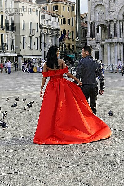 Hochzeit  Brautpaar unterwegs am Markusplatz  Venedig  Venetien  Italien  Europa