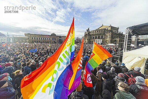 160 Organisationen und Initiativen haben am Samstag in Dresden gegen Rechts demonstriert. Ca. 10.000 Teilnehmer  vom Theaterplatz vor der Semperoper zogen die Demonstranten durch die Innenstadt.  Dresden  Sachsen  Deutschland  Europa