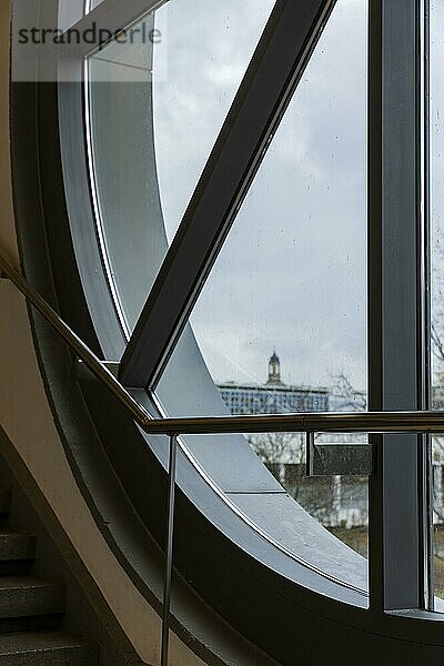 Das 1912 gegründete Deutsche Hygiene-Museum ist ein Museum in Dresden. Es versteht sich als ein öffentliches Forum für Wissenschaft  Kultur und Gesellschaft. Rundes Treppenhausfenster