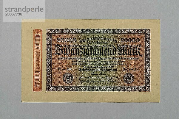 Eine alte Reichsbanknote über zwanzigtausend Mark aus der Zeit der Hyperinflation in Deutschland  datiert 1923  Studioaufnahme vor weißem Hintergrund  Deutschland  Europa
